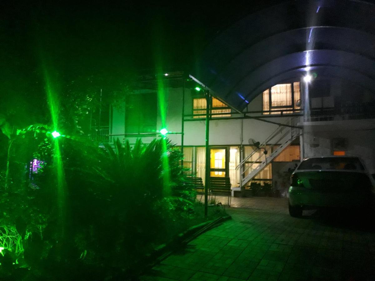Гостевой Дом У Левы Otel Gagra Dış mekan fotoğraf